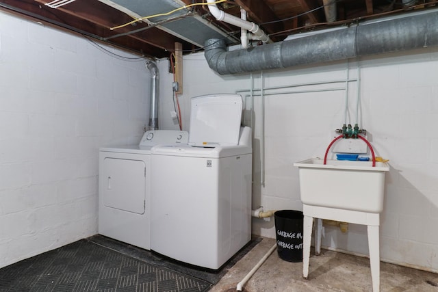 704 S Cottage Ave, Normal, IL 61761 - laundry room featuring washer and clothes dryer