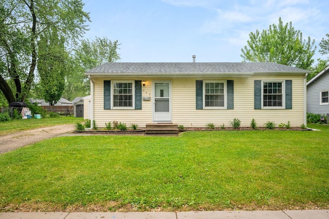 927 Lakeview Dr, Rochelle, IL 61068 - view of front facade featuring a front lawn, entry steps, and roof with shingles