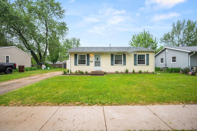 927 Lakeview Dr, Rochelle, IL 61068 - view of front facade with a front lawn and driveway