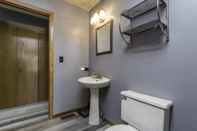 3128 Frans Ct, Winthrop Harbor, IL 60096 - bathroom featuring wood finished floors, toilet, and baseboards