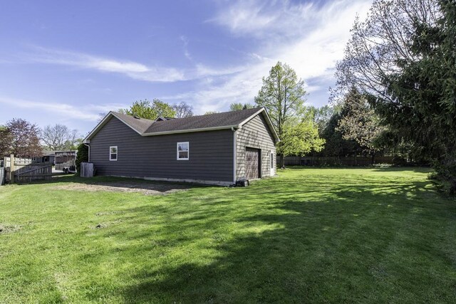 3128 Frans Ct, Winthrop Harbor, IL 60096 - view of side of property with a yard