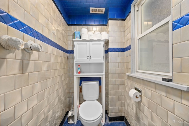 2862 S Keeley St, Chicago, IL 60608 - bathroom featuring tile walls, toilet, and visible vents