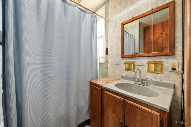 2862 S Keeley St, Chicago, IL 60608 - bathroom with tile walls, vanity, and curtained shower