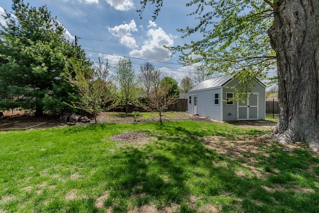 view of yard featuring an outbuilding
