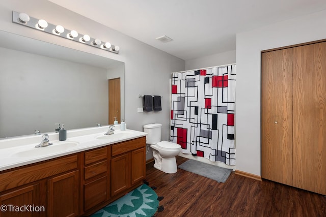 full bathroom with wood finished floors, toilet, a shower with shower curtain, and double vanity