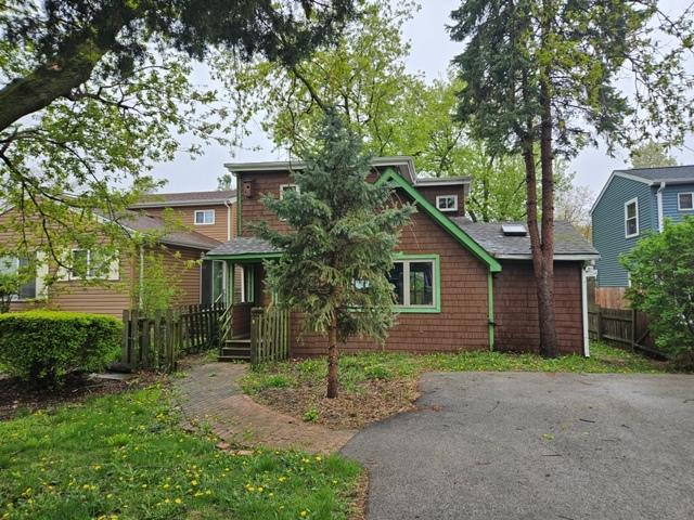 1528 Grove Dr, Round Lake Beach, IL 60073 - view of front facade featuring fence