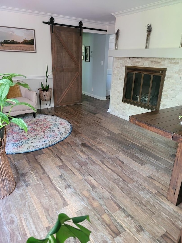 6N241 Roselle Rd, Roselle, IL 60172 - living room with a barn door, wood finished floors, ornamental molding, and baseboards