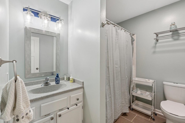 full bathroom featuring toilet, vanity, a shower with shower curtain, and baseboards