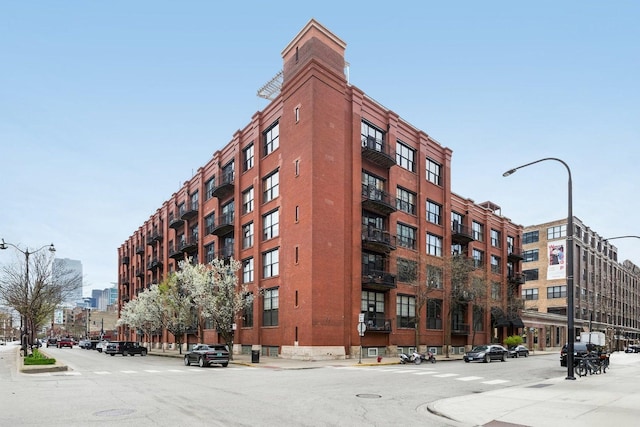 view of apartment building / complex