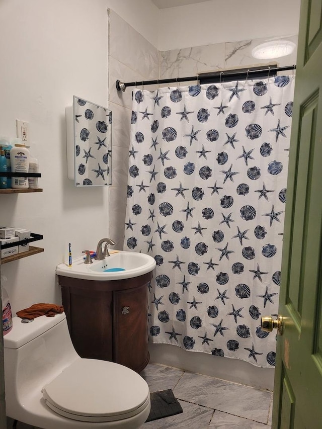 full bath with shower / tub combo with curtain, vanity, and toilet