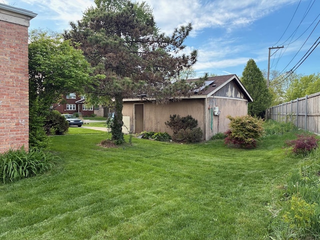 view of yard with an outbuilding
