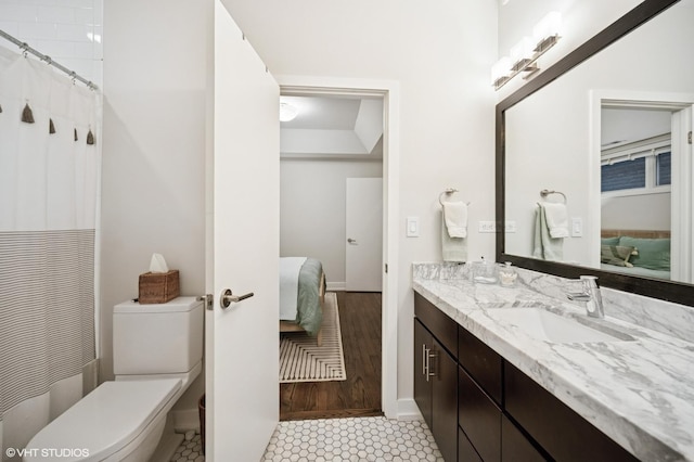 bathroom featuring ensuite bath, vanity, toilet, and a shower with shower curtain