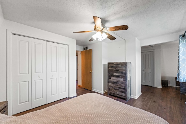 bedroom featuring a ceiling fan, a closet, visible vents, baseboards, and dark wood-style floors