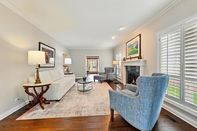living room with crown molding, a fireplace, dark wood-type flooring, baseboards, and recessed lighting