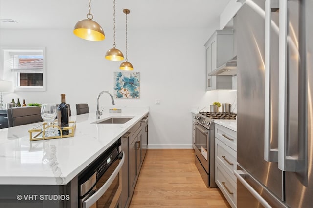 847 W Ainslie St Unit 2E, Chicago, IL 60640 - kitchen featuring light wood-style flooring, a sink, stainless steel appliances, pendant lighting, and visible vents