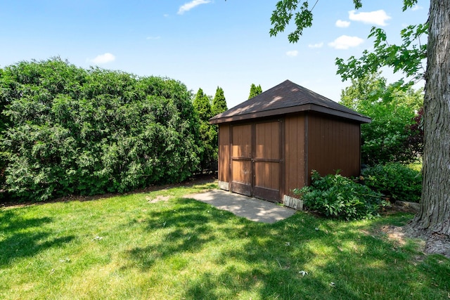 9228 Ridgeland Ave, Oak Lawn, IL 60453 - view of green lawn with a storage shed