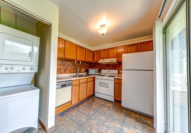 99 Gant Cir Unit C, Streamwood, IL 60107 - kitchen featuring a sink, white appliances, under cabinet range hood, stacked washer and clothes dryer, and light countertops