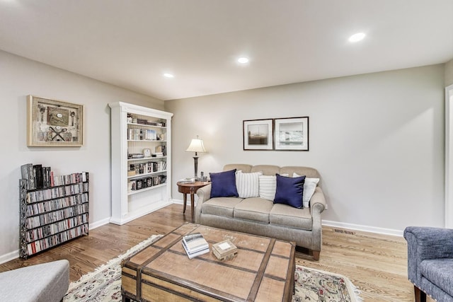 962 Thompson Blvd, Buffalo Grove, IL 60089 - living area featuring wood finished floors, baseboards, and recessed lighting