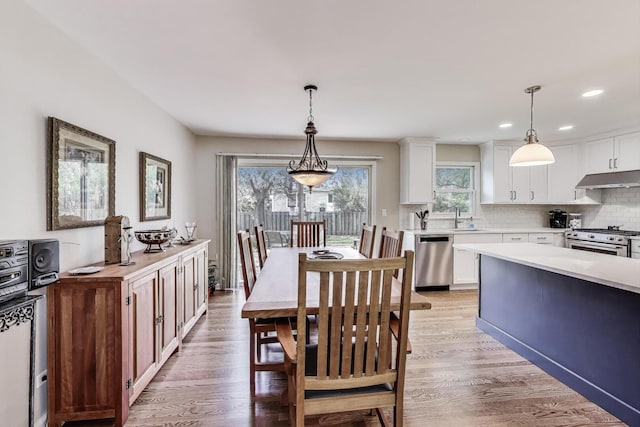 962 Thompson Blvd, Buffalo Grove, IL 60089 - dining space with light wood-type flooring and recessed lighting