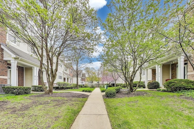 view of grassy yard featuring a residential view