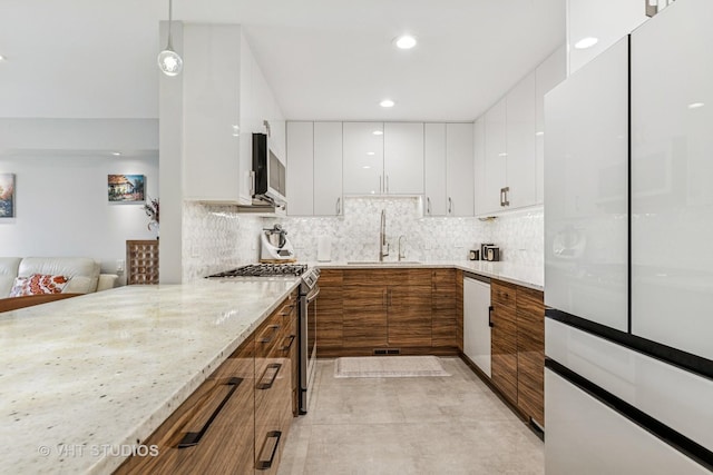 1450 Sandpebble Dr Unit 343, Wheeling, IL 60090 - kitchen featuring a sink, appliances with stainless steel finishes, modern cabinets, brown cabinets, and white cabinetry