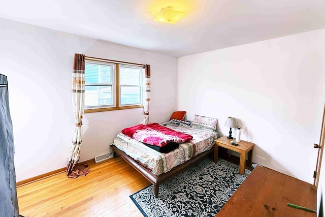 6742 W Forest View Ln, Niles, IL 60714 - bedroom featuring visible vents, wood finished floors, and baseboards