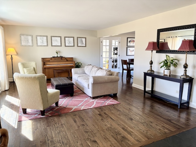 9 Aberdeen Rd, Hawthorn Woods, IL 60047 - living area with wood finished floors and baseboards
