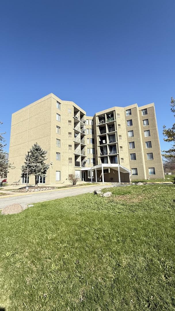 view of apartment building / complex