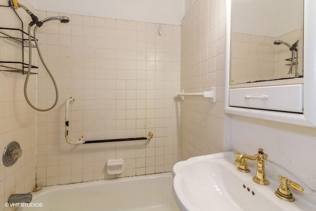 1027 Paul St, Ottawa, IL 61350 - full bath featuring a sink and shower / washtub combination