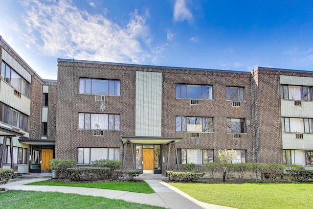 view of apartment building / complex