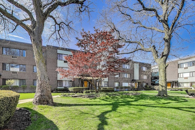 view of property's community featuring a yard