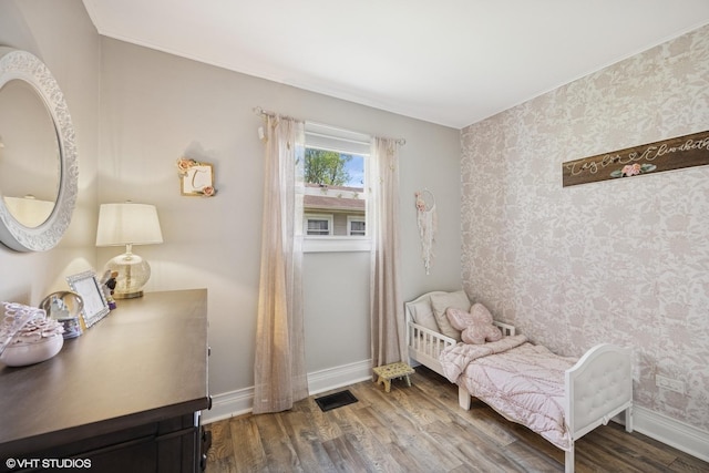 living area featuring wallpapered walls, wood finished floors, and baseboards