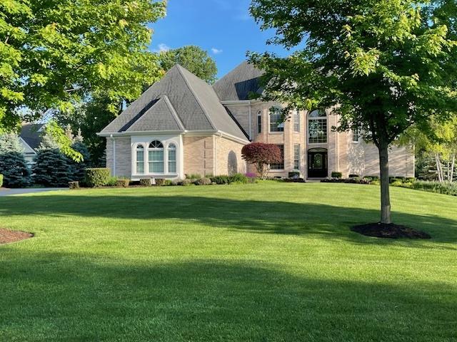 view of front of home featuring a front yard