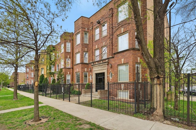 5745 S Calumet Ave Unit Gs, Chicago, IL 60637 - view of building exterior with a fenced front yard