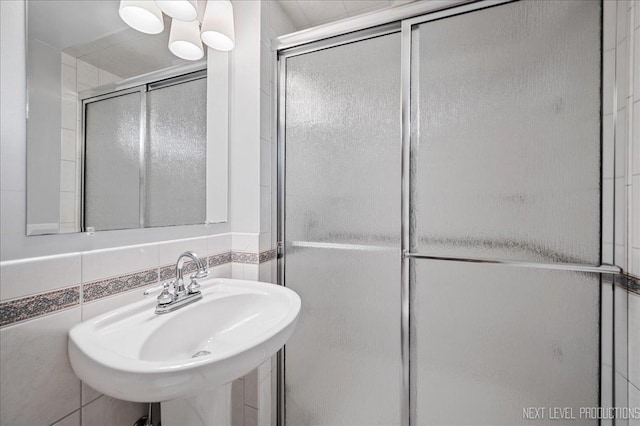 6N198 Old Homestead Rd, Saint Charles, IL 60175 - full bath featuring a sink, a shower with shower door, and tile walls