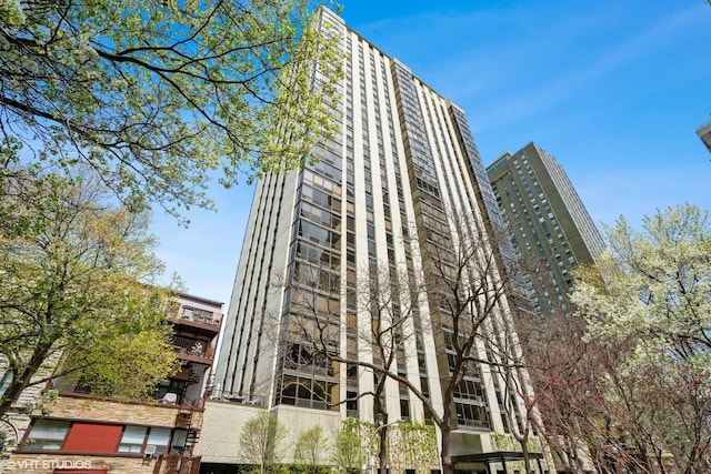 view of apartment building / complex