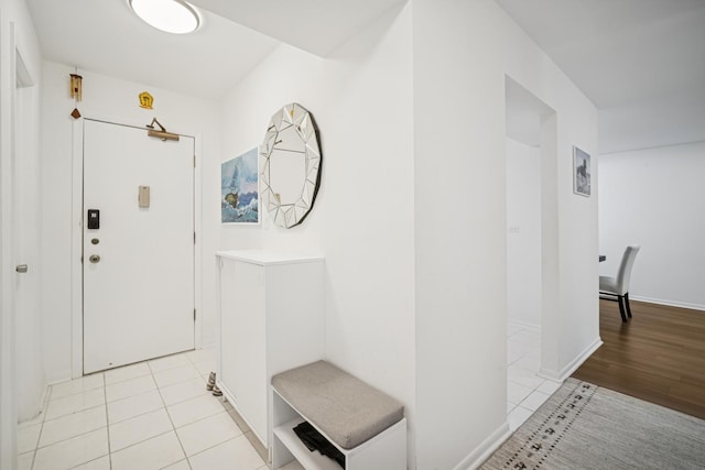 925 Spring Hill Dr Unit 211, Northbrook, IL 60062 - entryway featuring light tile patterned floors