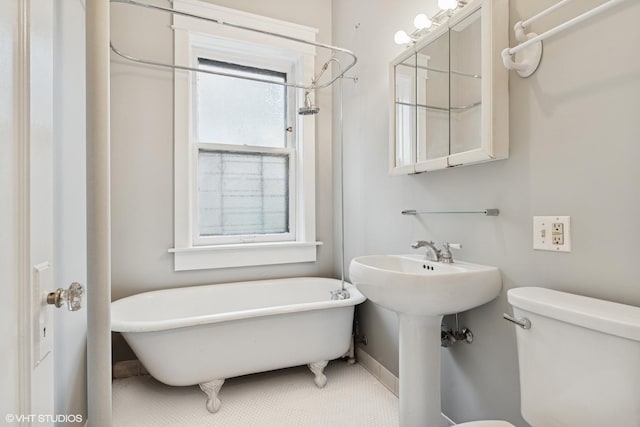 6104 S Kimbark Ave Unit 1, Chicago, IL 60637 - full bath with a freestanding bath, toilet, baseboards, and a sink