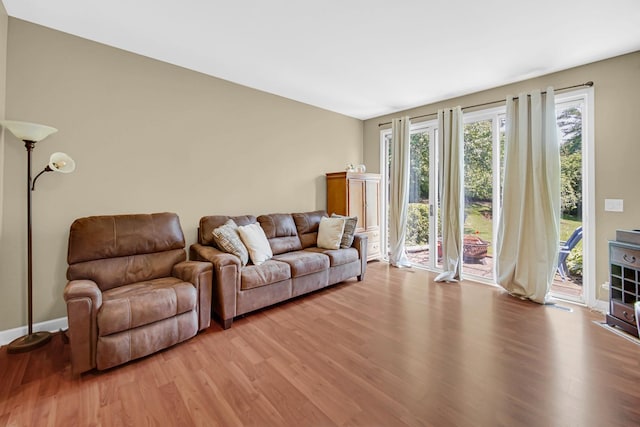 517 Woodcrest Dr, Mundelein, IL 60060 - living area featuring light wood-type flooring and baseboards