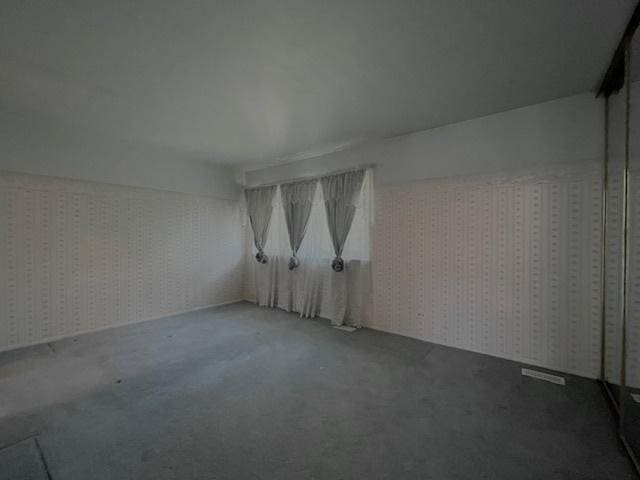 610 E Woodfield Trl, Roselle, IL 60172 - carpeted spare room featuring wallpapered walls