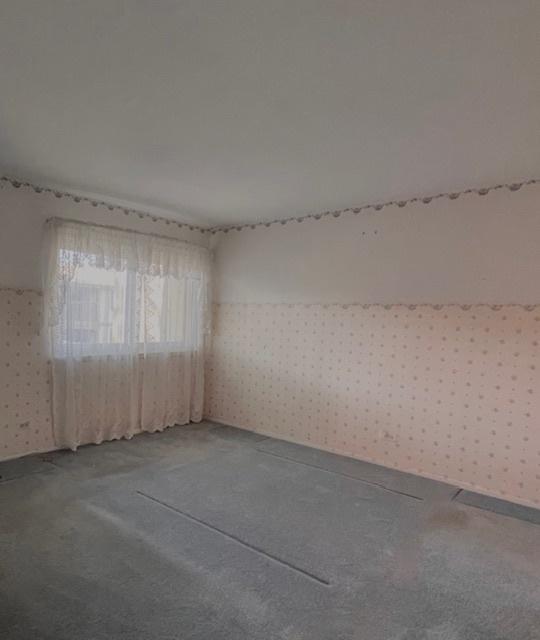 610 E Woodfield Trl, Roselle, IL 60172 - unfurnished room with carpet floors and wallpapered walls
