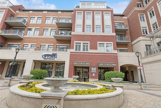 view of apartment building / complex