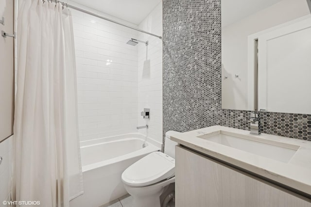 216 S Green St Unit 1N, Chicago, IL 60607 - full bath featuring tile walls, toilet, shower / bath combo with shower curtain, and vanity