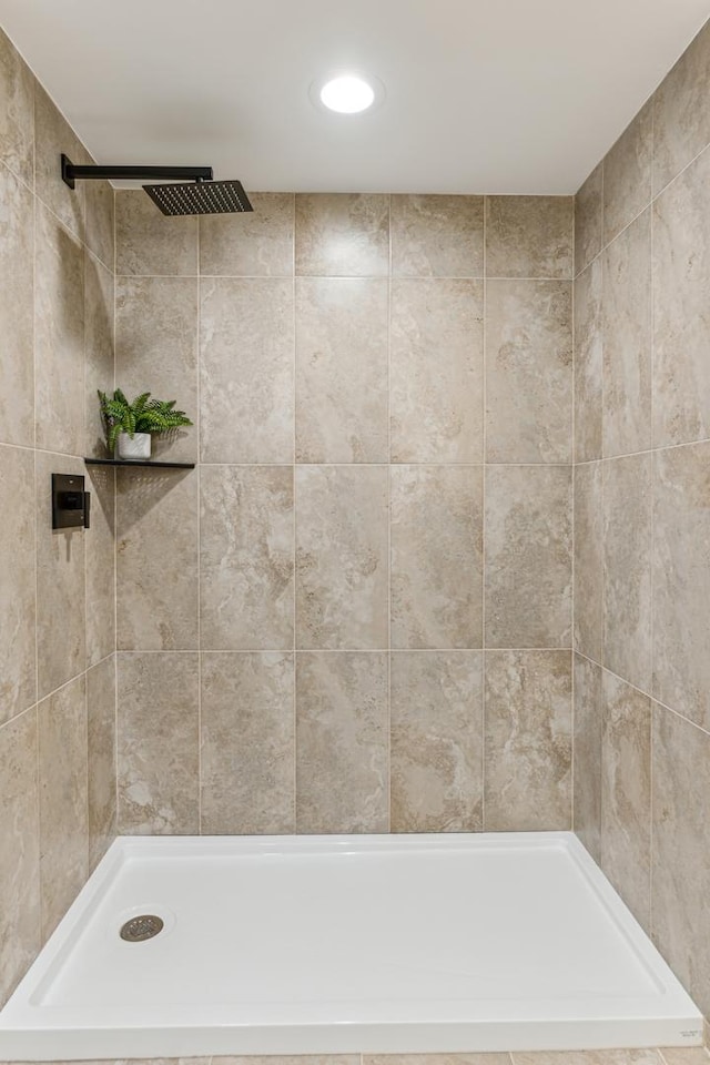 bathroom featuring tiled shower and recessed lighting