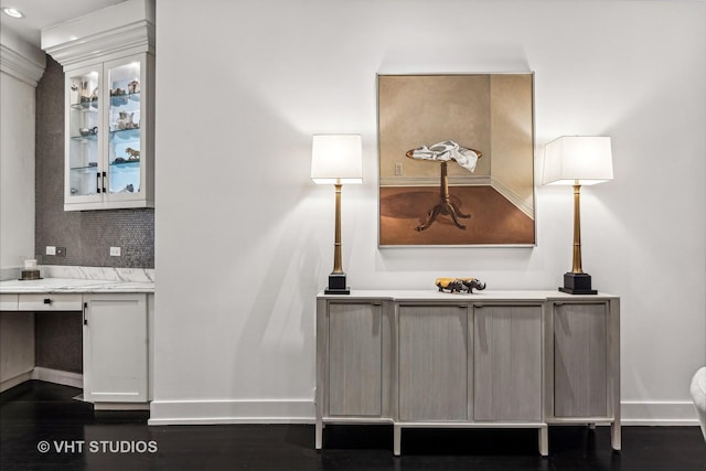 interior space featuring wood finished floors, backsplash, baseboards, and recessed lighting