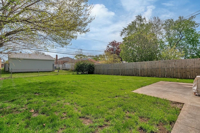 view of yard featuring a patio area