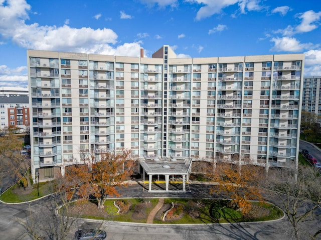 view of apartment building / complex