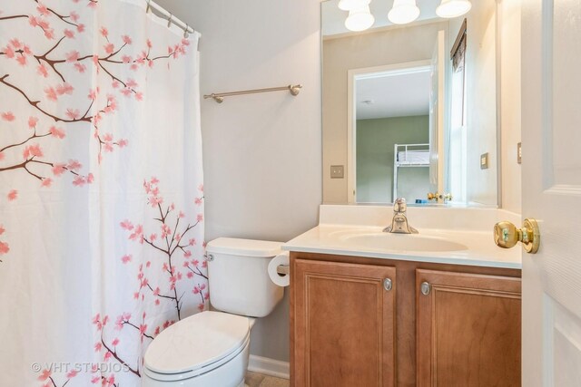 bathroom with vanity, toilet, and a shower with shower curtain