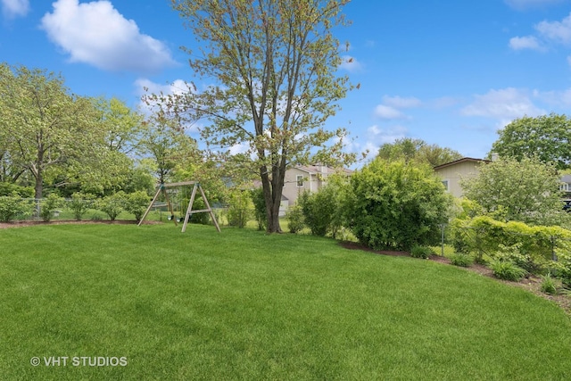 690 Queenswood Ln, Wheaton, IL 60189 - view of yard