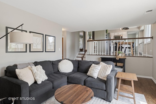 690 Queenswood Ln, Wheaton, IL 60189 - living area with wood finished floors and baseboards